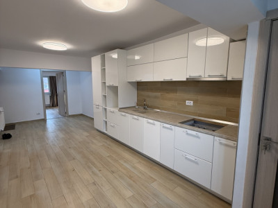 Apartament 4 camere de vânzare, zonă nord Rm Vâlcea 