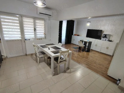 Apartament de vânzare 3 camere decomandat, zonă ultracentrală Rm Vâlcea 