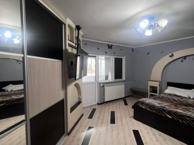 Apartament de vanzare 2 camere decomandat, zona centrala,boxa depozitare