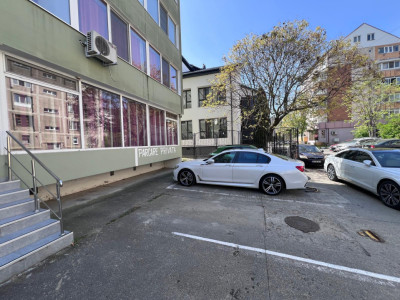 Spatiu comercial de vanzare  central Regina Maria Valcea, vitrina stradala