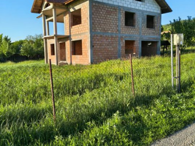 Casă de vânzare în Dăești – 206 mp contruiți, 1600 mp teren, regim P+1+M