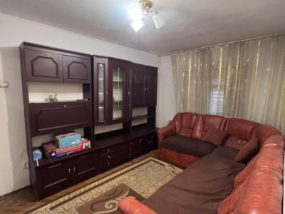 Apartament cu 3 camere de vanzare etaj parter zona Ostroveni Rm Valcea
