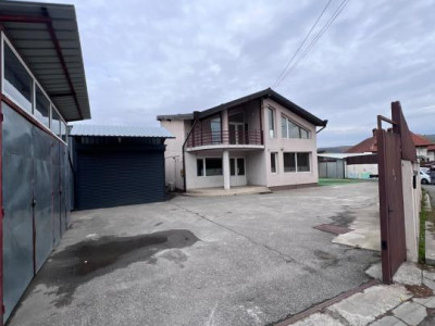 Spatiu comercial de inchiriat | Casa P+1 | 3 garaje | Curte 560 mp | Birouri 